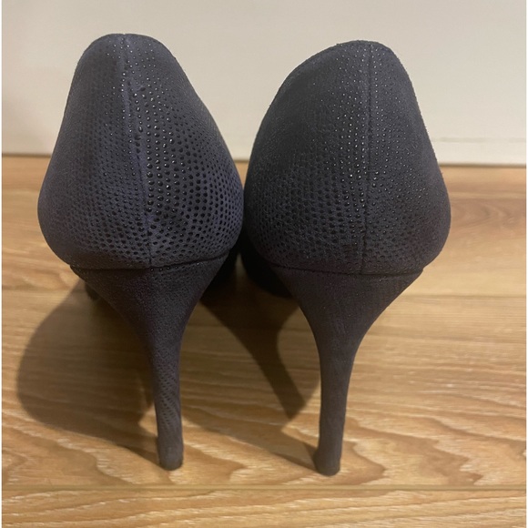 Stuart Weitzman Women’s size 9, navy suede rain dotted pump - Picture 2 of 3